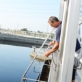 Ein Mann arbeitet an einer Wasseraufbereitungsanlage.