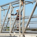Ein Abwassertechniker arbeitet bei einer Wasseraufbereitungsanlage.