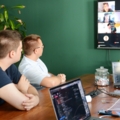 Applikationsentwickler nehmen an einer Videokonferenz in einem Büro teil.