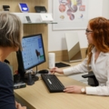 Eine Optikerin führt mit einer Kundin ein Beratungsgespräch hinsichtlich Brillen.