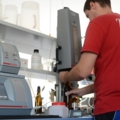 Ein Brautechniker arbeitet in einem Labor in der Qualitätskontrolle von Bier.