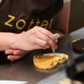 Eine Chocolatières verziert Schokolade mit feinen Details.