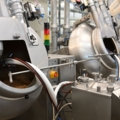 Das Bild zeigt industrielle Maschinen, die in der Schokoladenverarbeitung verwendet werden.