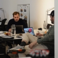 Zwei Creative Directors arbeiten an Laptops in einem modernen Büro; der Laptop zeigt eine Grafik, welche sie vermutlich gerade bearbeiten
