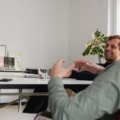 Zwei Creative Directors befinden sich in einem modernen Büro in einem Meeting.
