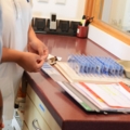 Das Bild zeigt zwei diplomierte Gesundheits- und KrankenpflegerInnen in medizinischer Kleidung, die mit Medikamenten und Dokumenten arbeiten.