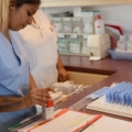 Die diplomierte Gesundheits- und Krankenpflegerin auf dem Bild beschäftigt sich mit der Medikamentenverwaltung.