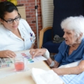 Eine diplomierte Gesundheits- und Krankenpflegerin führt einen medizinischen Test an einer älteren Person durch.