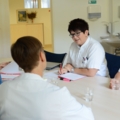 Das Bild zeigt diplomierte Gesundheits- und KrankenpflegerInnen, die in einer Besprechung sind.