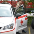 Eine diplomierte Gesundheits- und Krankenpflegerin steigt aus einem Fahrzeug des Wiener Roten Kreuzes aus.