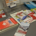 Das Bild zeigt Informationsbroschüren des Gesundheitsdienstes Das Rote Kreuz.