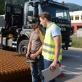 Ein Baumarktverkäufer berät sich mit einem Lieferant über gelieferte Produkte.