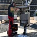 Ein Elektroenergietechniker führt Wartungsarbeiten an einer Solaranlage durch.