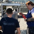 Zwei ElektroenergietechnikerInnen führen Wartungsarbeiten an einer elektrischen Anlage durch.