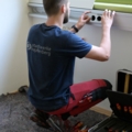 Ein Elektroenergietechniker arbeitet an einer Installation.