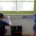 Ein Elektroenergietechniker installiert Steckdosen in einem Raum.