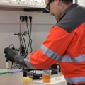 Ein Entsorgungs- und Recyclingtechniker in Schutzkleidung führt Laborarbeiten durch.