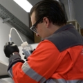 Ein Entsorgungs- und Recyclingtechniker in Arbeitskleidung führt eine Flüssigkeitsanalyse im Labor durch.