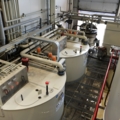 Das Bild zeigt industrielle Tanks und Rohrleitungen, die in der Entsorgungs- und Recyclingtechnik verwendet werden.