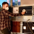 Ein Elektroenergietechniker führt Messungen an Solarzellen durch.