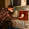Ein Elektroenergietechniker führt eine technische Arbeit an einer Solarenergie-Trainingsstation durch.