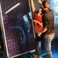 Zwei Elektroenergietechniker arbeiten an der Installation eines Solarpanels.