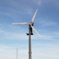 Ein Elektroenergietechniker arbeitet auf einer Windkraftanlage.