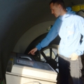 Ein Elektroenergietechniker bedient eine technische Anlage in einem Windrad.