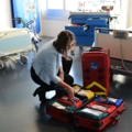 Eine dipl. Gesundheits- und Krankenpflegerin bereitet medizinische Ausrüstung in einem Krankenzimmer vor.