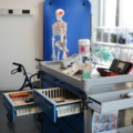 Das Bild zeigt einen medizinischen Versorgungswagen in einem Krankenhauszimmer.