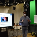 Ein Dozent der FH hält eine Präsentation in einem Schulungsraum des Studiengangs Medienmanagement.