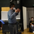 Ein Dozent hält ein Seminar für Medienmanagement-Studierenden.