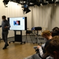 Ein Dozent hält ein Seminar für Medienmanagement-Studierenden.