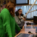Das Bild zeigt zwei Medienmanagement-Studierende, die in einem Fernsehstudio an einem Video-Mischpult arbeiten.