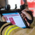 Eine Feuerwehrkraft benutzt ein Tablet zur Dokumentation.