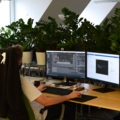 Ein Gamedesigner arbeitet an einem Computer mit zwei Monitoren.