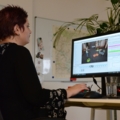 Eine Gamedesignerin arbeitet an einem Computer mit 3D-Design-Software.