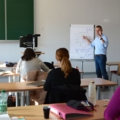 Das Bild zeigt eine Unterrichtsszene an einer Fachhochschule, in der ein Dozent im Studiengang Gesundheits- und Pflegemanagement unterrichtet.