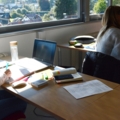 Mehrere Studierende des Studiengangs Gesundheits- und Pflegemanagement arbeiten an Schreibtischen mit Laptops und Unterlagen in einem Seminarraum an der FH.