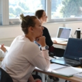 Mehrere Studierende des Studiengangs Gesundheits- und Pflegemanagement nehmen an einem Seminar teil.