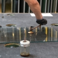 Ein Glasbautechniker schneidet Glas mit einem Glasschneider.