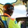 Ein Pilot in einem Hubschrauber-Cockpit steuert das Flugzeug.