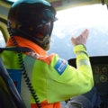 Auf dem Bild ist ein Rettungspilot in einem Helikopter zu sehen.