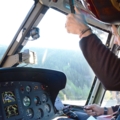 Ein Pilot steuert einen Hubschrauber, während er ein Headset trägt.