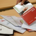 Auf dem Bild sind Bücher und Unterlagen zu sehen, die mit dem Beruf des Immobilienmaklers in Verbindung stehen.