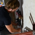 Der Installations- & Gebäudetechniker installiert Heizungsanlagen an einer Wand.