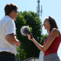 Eine Journalistin führt ein Interview für das Radio.