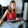 Eine Journalistin arbeitet in einem Radiostudio.