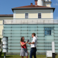 Auf dem Bild ist eine Journalistin zu sehen, die vor einem ein Interview führt.