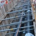 Das Bild zeigt eine Baustelle, auf der Rohrleitungen verlegt werden.